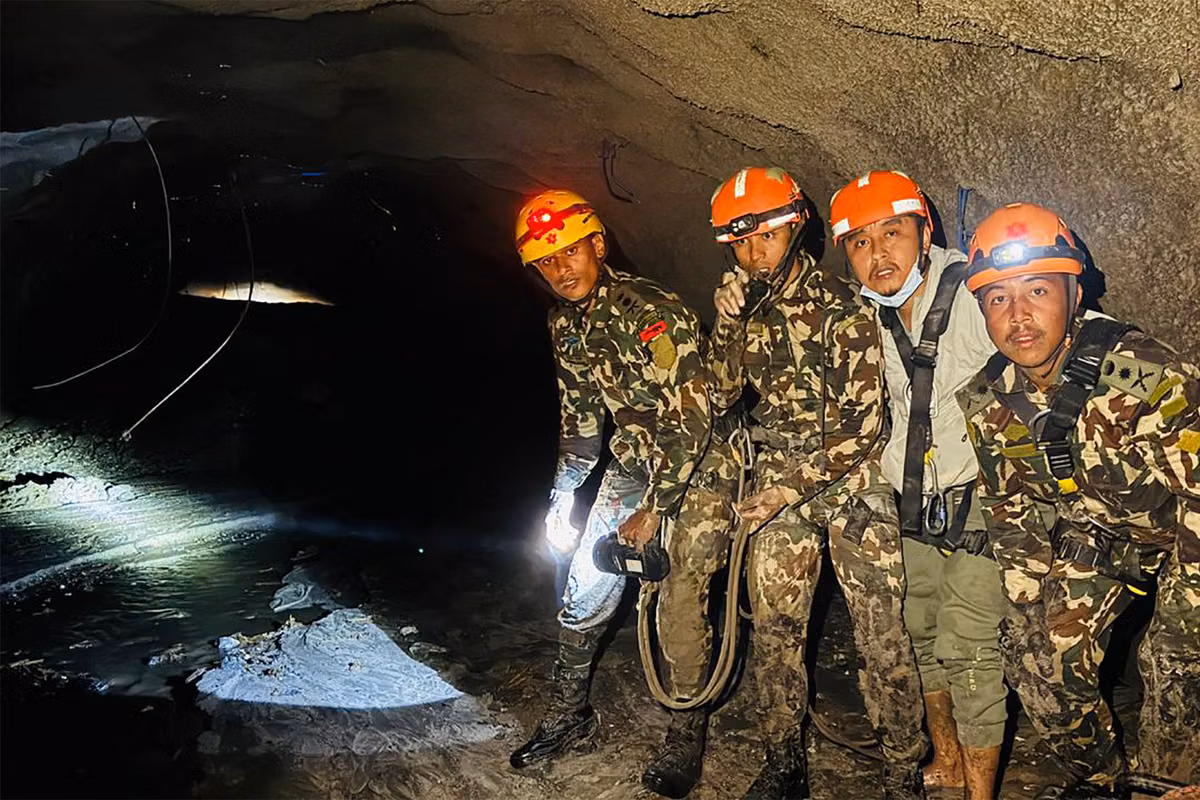 En Nepal, se libra una carrera contrarreloj para encontrar a un centenar de trabajadores atrapados