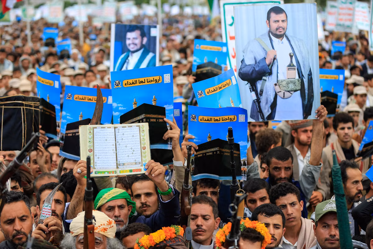 En pleno ascenso al poder, los hutíes acosan a Arabia Saudita y “pactan” con Trump