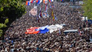 Funeral del “carnicero de los Balcanes”: miles de personas se reunieron en Serbia, la UE condena su “glorificación”