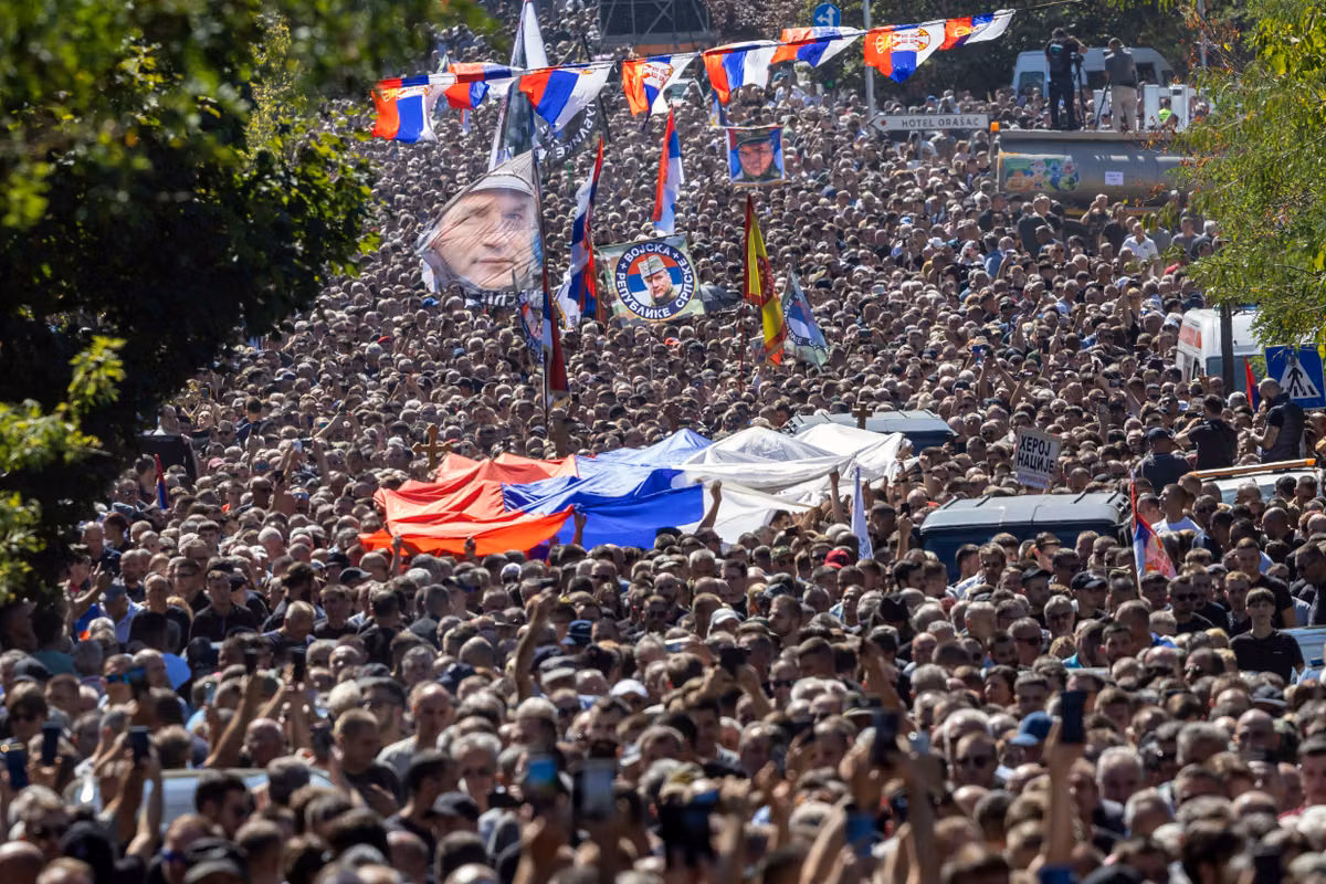 Funeral del “carnicero de los Balcanes”: miles de personas se reunieron en Serbia, la UE condena su “glorificación”