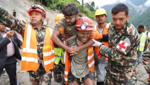 Inundación en Nepal: nueve días después del desastre, dos trabajadores “milagrosos” salieron vivos de un túnel