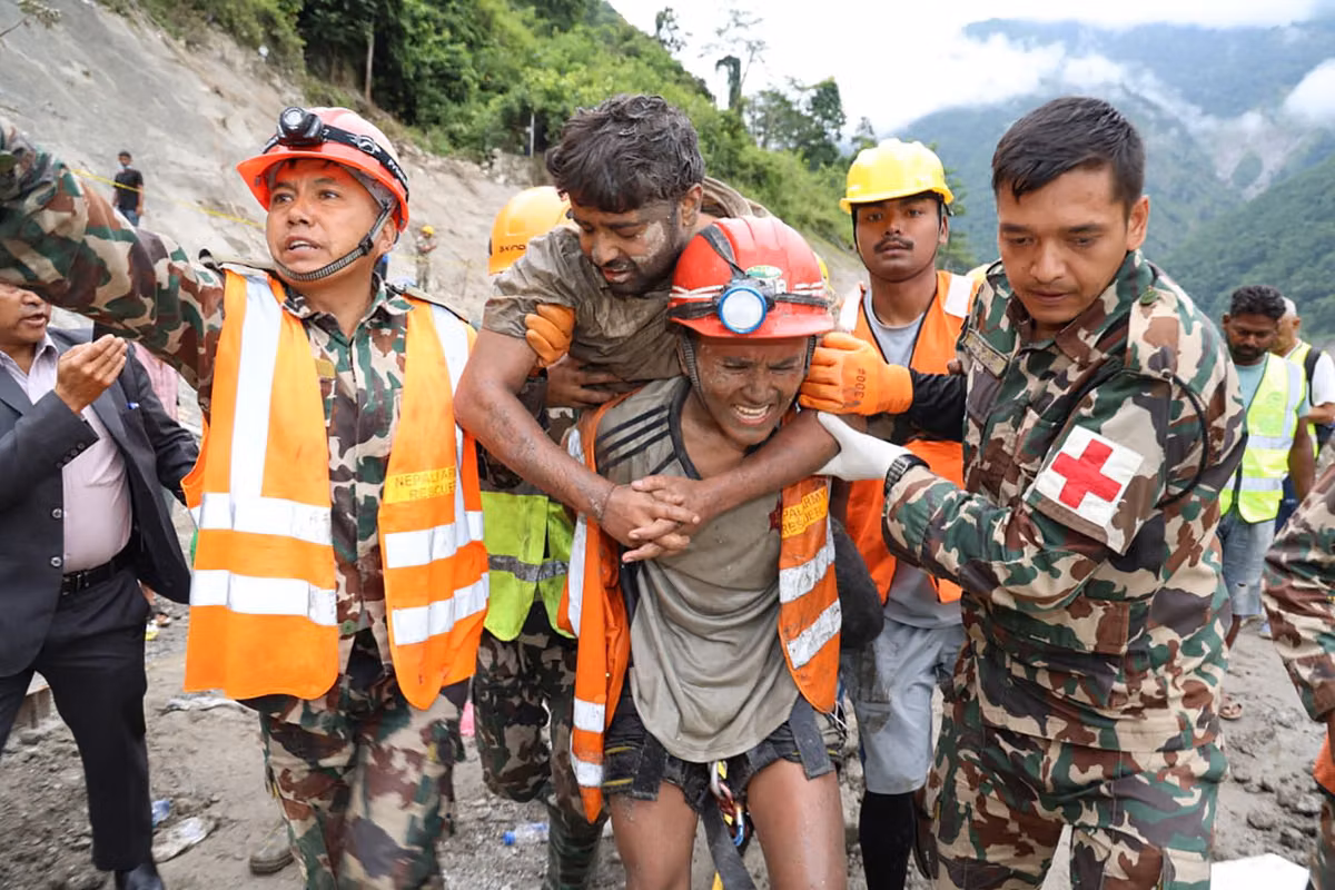Inundación en Nepal: nueve días después del desastre, dos trabajadores “milagrosos” salieron vivos de un túnel