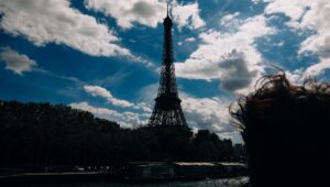 La Torre Eiffel cerró por huelga contra el desalojo del personal femenino por la visita de un grupo hindú