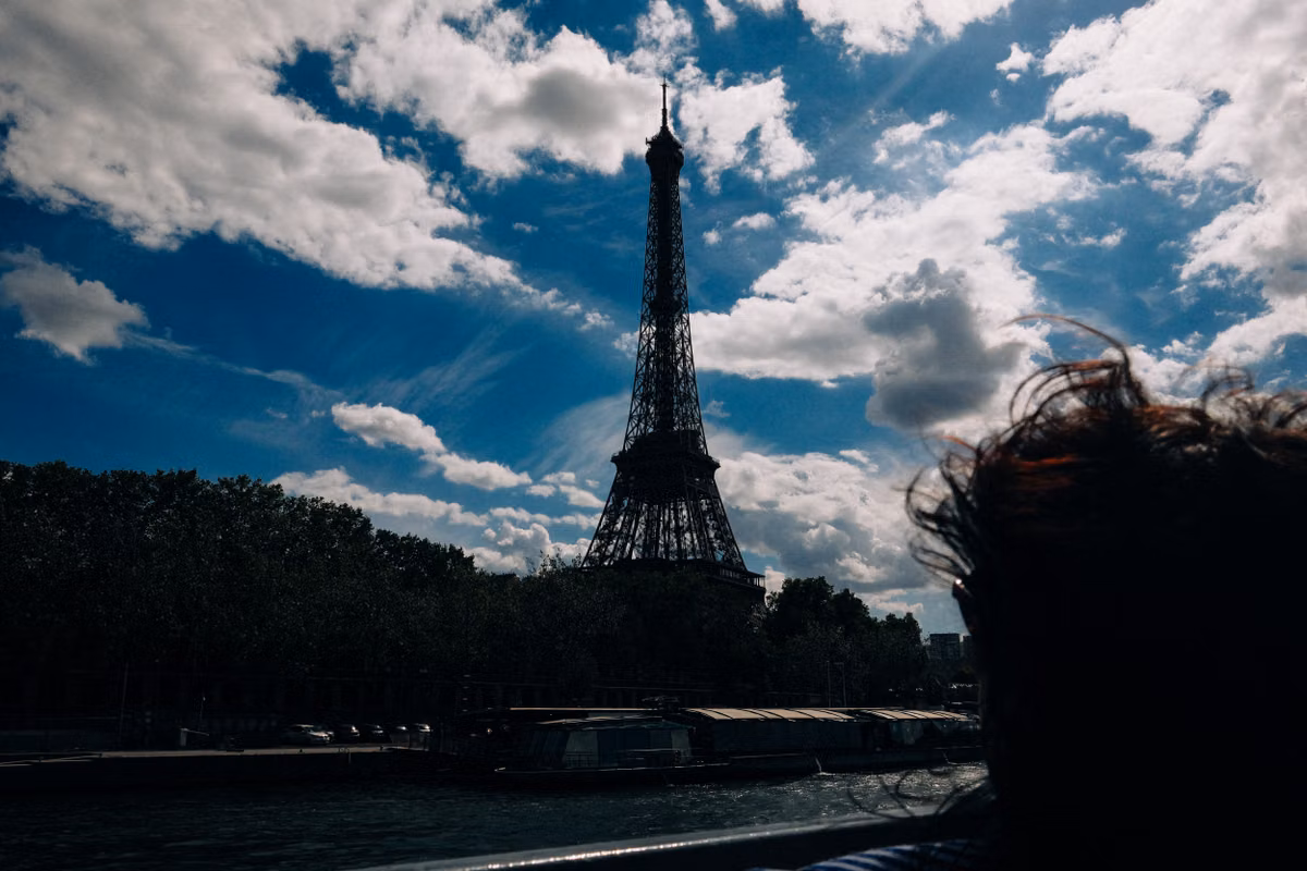 La Torre Eiffel cerró por huelga contra el desalojo del personal femenino por la visita de un grupo hindú