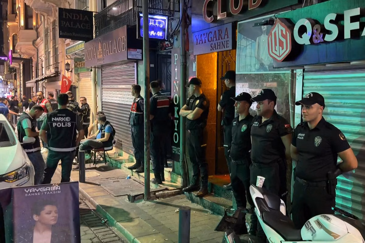La comunidad LGBT+ objetivo de una gran operación policial en Türkiye: lo que sabemos