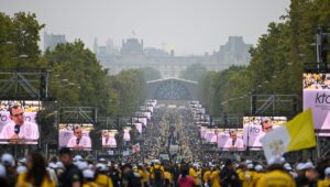 La visita del Papa a Francia, la investigación antiterrorista en el Reino Unido, los bomberos enojados… Cinco cosas para recordar del fin de semana