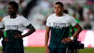 Por qué los diputados de extrema derecha atacan a Mbappé por ocultar un mensaje en una camiseta