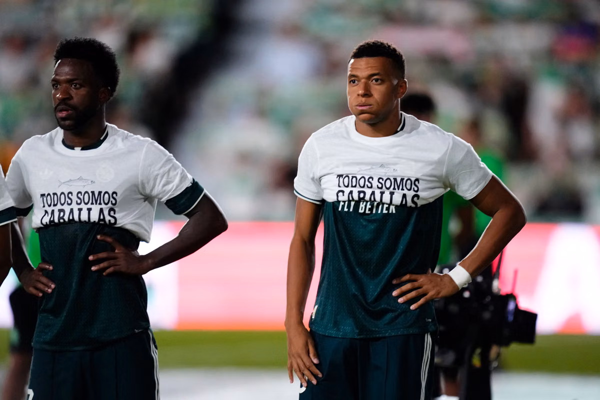 Por qué los diputados de extrema derecha atacan a Mbappé por ocultar un mensaje en una camiseta