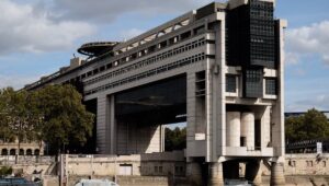 Se espera que la deuda pública de Francia alcance un récord del 121,7% del PIB en 2027
