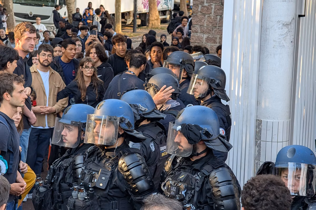 Un estudiante de secundaria herido en la cara por un lanzagranadas durante un bloqueo en Val-d'Oise, la IGPN abre una investigación