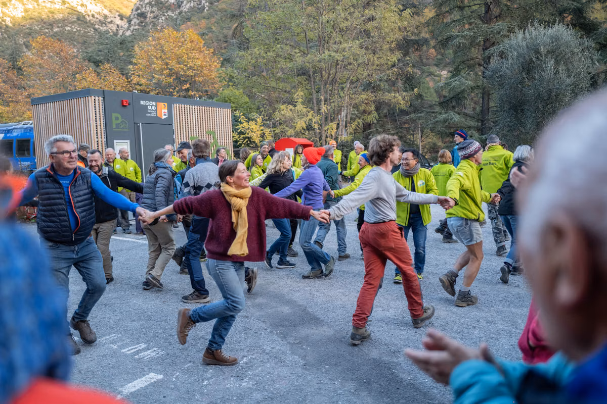 “Vi desplegarse una energía de desesperación y, al mismo tiempo, cierta alegría de hacer cosas juntos”: un ejemplo de resiliencia colectiva después de un desastre