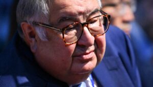 ¿Por qué el oligarca ruso Alisher Ousmanov quedó exento de las sanciones europeas (gracias a Francia)?