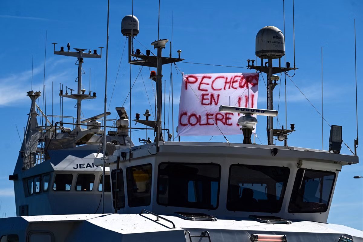 ¿Por qué los pescadores bloquean un depósito de petróleo en Fos-sur-Mer?