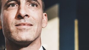 A Raphaël Glucksmann le corresponde demostrar que quiere dar cabida a las clases populares