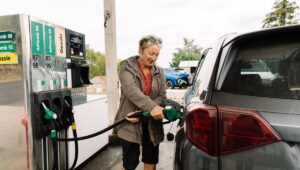 “A cada rato apagamos y volvemos a arrancar el motor, consume”: Magali, enfermera ante el aumento de los precios de la gasolina