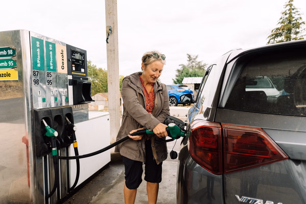 “A cada rato apagamos y volvemos a arrancar el motor, consume”: Magali, enfermera ante el aumento de los precios de la gasolina