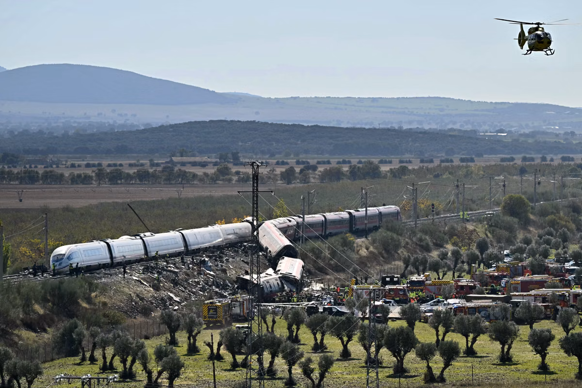 Accidente entre dos trenes en España: ¿qué sabemos de las causas de la colisión que dejó al menos 68 muertos?