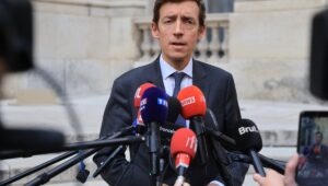 Bloqueo de las escuelas secundarias: el Ministro de Educación hace propuestas sin calmar la ira, enfrentamientos en toda Francia