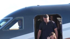 Brasil: Flávio Bolsonaro se compara con De Gaulle y quiere “liderar la oposición” desde Estados Unidos