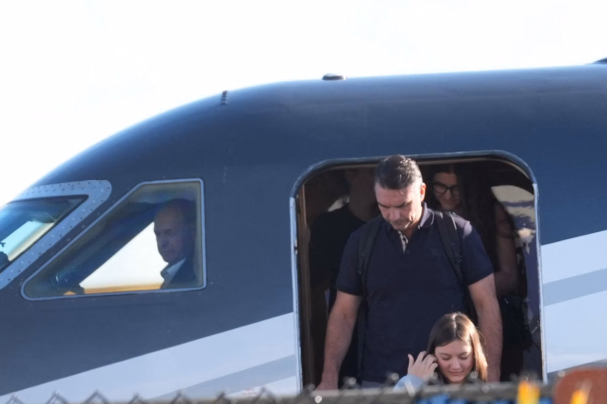 Brasil: Flávio Bolsonaro se compara con De Gaulle y quiere “liderar la oposición” desde Estados Unidos