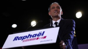 “Buenas noticias para el futuro”, “candidato que se retira”… Cómo reacciona la izquierda tras la victoria de Glucksmann en las primarias