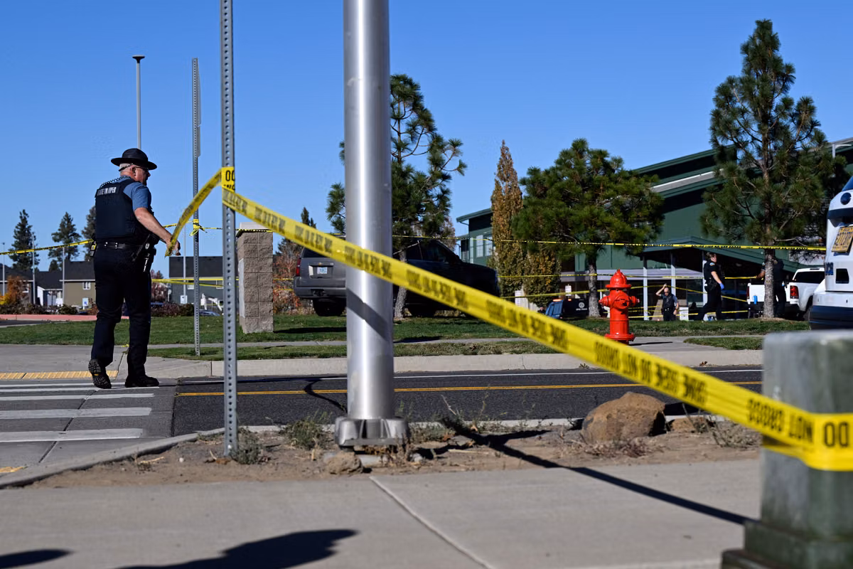 En Estados Unidos, un adolescente mata a tres niños y a un profesor en un colegio antes de recibir un disparo