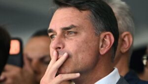 Flávio Bolsonaro huye tras su derrota presidencial en Brasil
