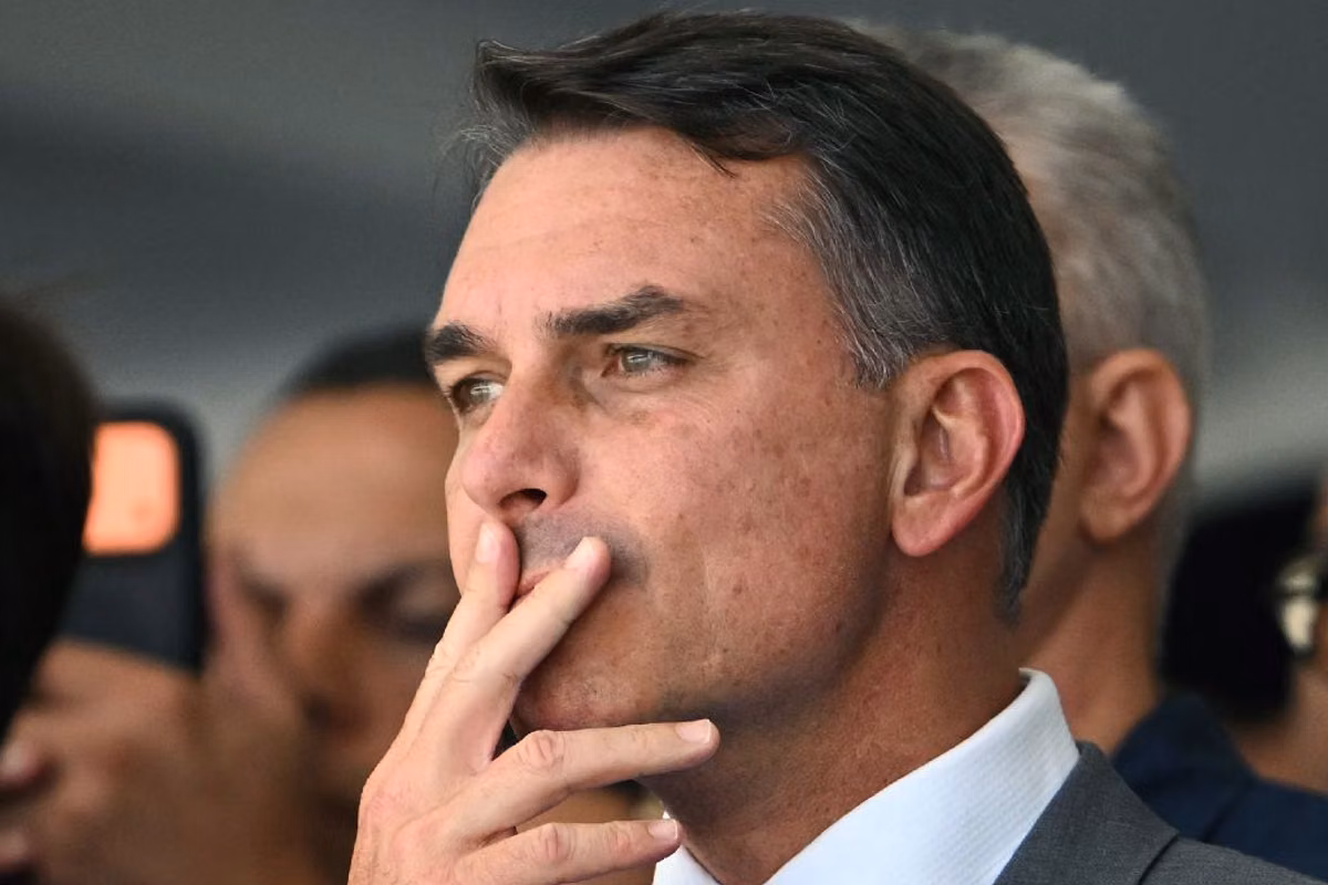 Flávio Bolsonaro huye tras su derrota presidencial en Brasil