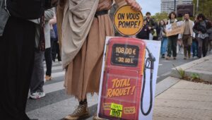 Lo que pone a Francia en la calle llena los bolsillos de los gigantes fósiles