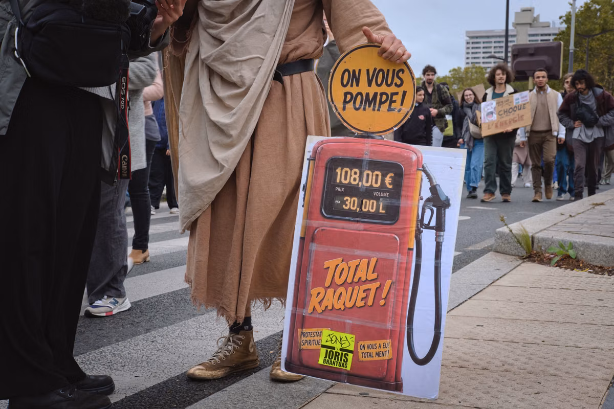 Lo que pone a Francia en la calle llena los bolsillos de los gigantes fósiles