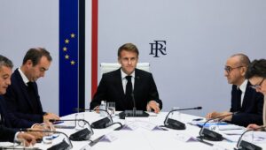 Macron ante la amenaza de un conflicto social duradero, el ejecutivo aparece en el terreno