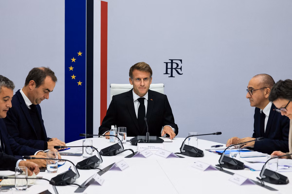 Macron ante la amenaza de un conflicto social duradero, el ejecutivo aparece en el terreno