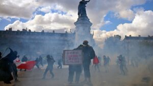 Manifestaciones del 17 de octubre: numerosos enfrentamientos con la policía al margen de las procesiones