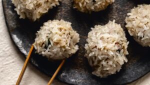 Máximo efecto garantizado para esta receta de albóndigas de cerdo con arroz meloso, jengibre y cilantro