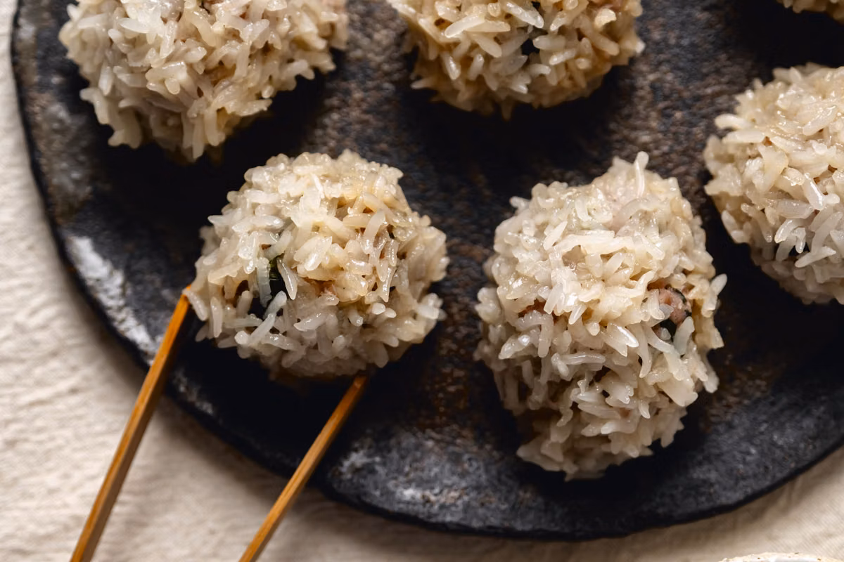 Máximo efecto garantizado para esta receta de albóndigas de cerdo con arroz meloso, jengibre y cilantro