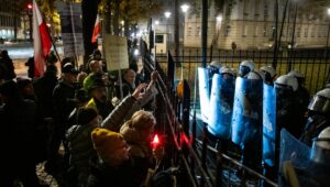 Policía antidisturbios desplegada, partidos políticos convocados… En Polonia, el Tribunal Constitucional en el centro de una crisis política