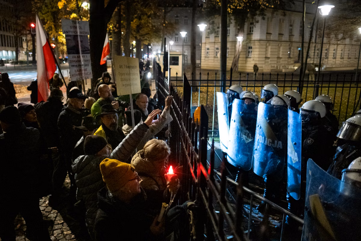 Policía antidisturbios desplegada, partidos políticos convocados... En Polonia, el Tribunal Constitucional en el centro de una crisis política