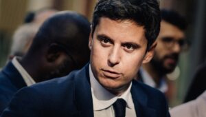 Por qué Attal pide una “gran coalición” que incluya a la izquierda socialdemócrata y la derecha republicana