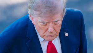 Por qué Donald Trump aumenta los discursos xenófobos tras la violencia en Francia