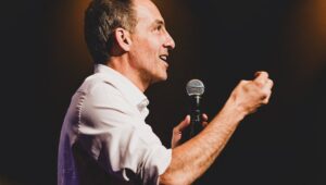 Primarias de izquierda: Raphaël Glucksmann elegido candidato presidencial en la primera vuelta
