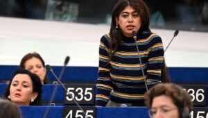 Rima Hassan acusada de pisotear banderas israelíes y europeas en el Parlamento Europeo