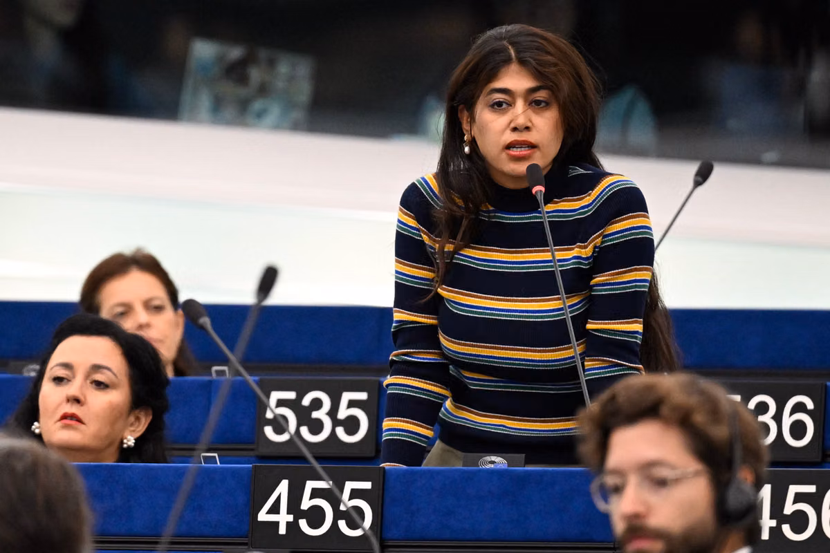 Rima Hassan acusada de pisotear banderas israelíes y europeas en el Parlamento Europeo