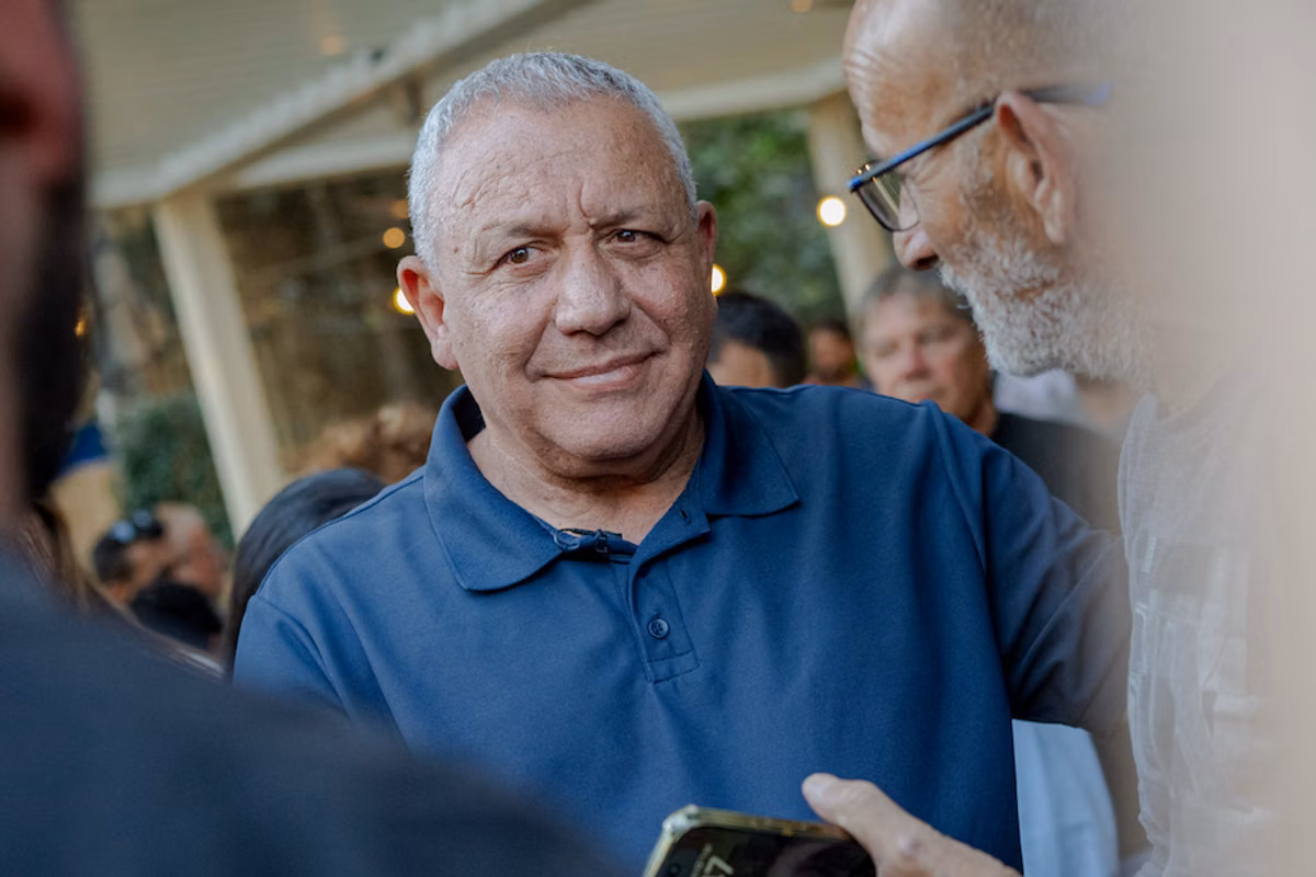 “Tranquiliza a una población cansada del odio”: Gadi Eisenkot, el anti-Netanyahu que quiere “curar” a Israel