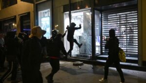 Tras la violencia del 17 de octubre, varios países llaman a sus nacionales a extremar la precaución