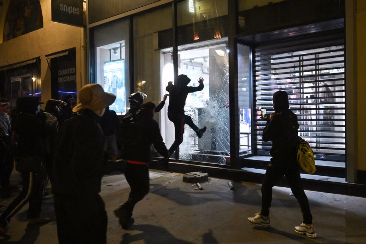 Tras la violencia del 17 de octubre, varios países llaman a sus nacionales a extremar la precaución