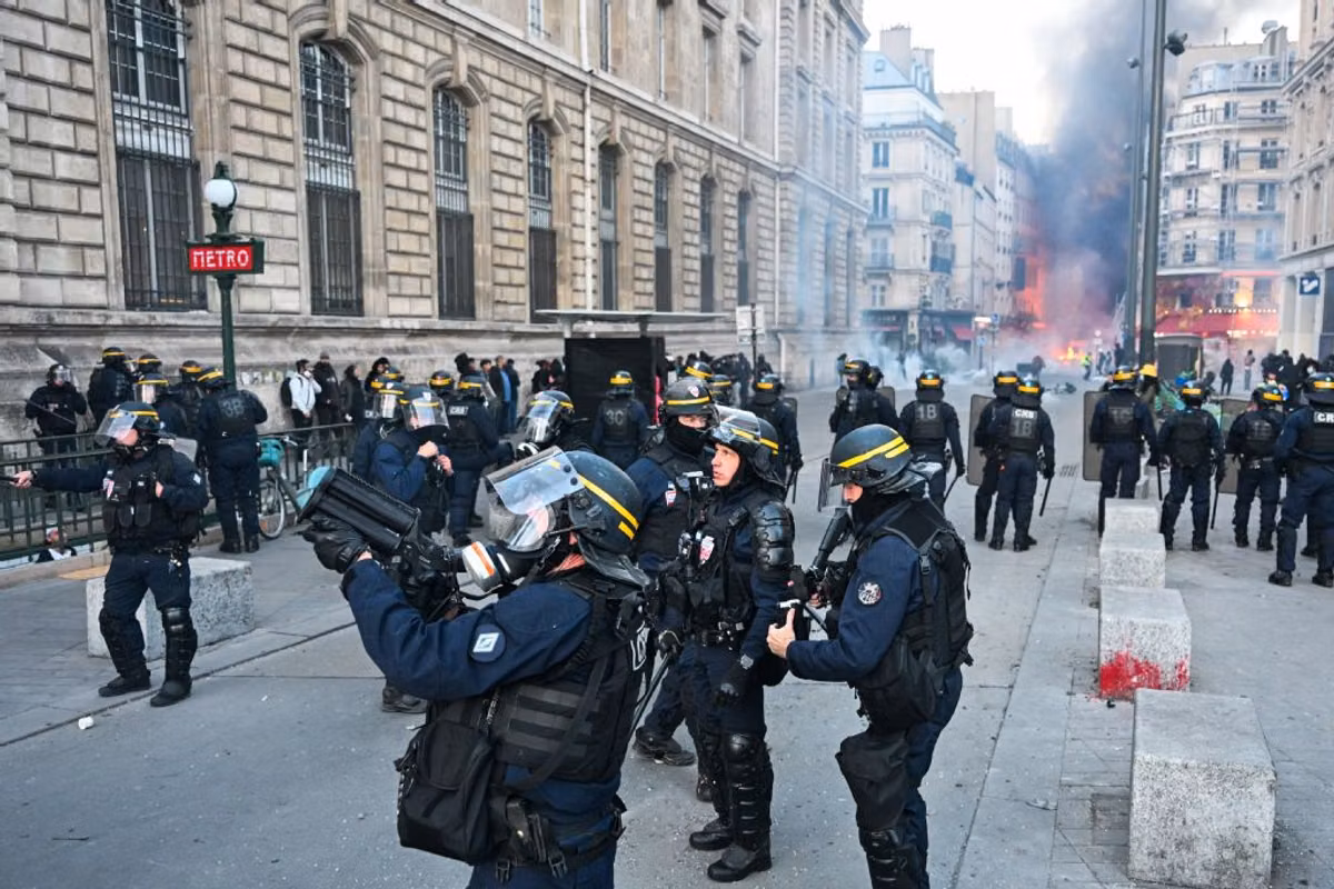 Una mano arrancada en Saint-Étienne, un adolescente ciego de un ojo en Mulhouse... Un 17 de octubre nuevamente marcado por la represión policial