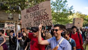 “¿Qué país mutila a su juventud?” : en la procesión de la escuela secundaria en París, los padres entre el apoyo al movimiento y la ira contra la policía