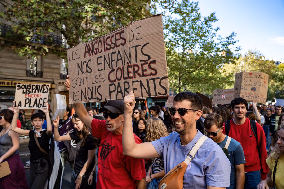 “¿Qué país mutila a su juventud?” : en la procesión de la escuela secundaria en París, los padres entre el apoyo al movimiento y la ira contra la policía